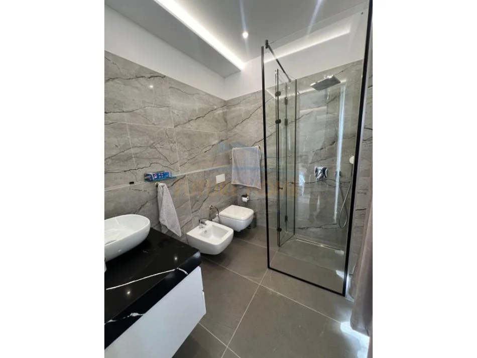 Tirane, jepet me qera apartament 2+1, Kati 1, 120 m2 2,000 € (Liqeni i thate)