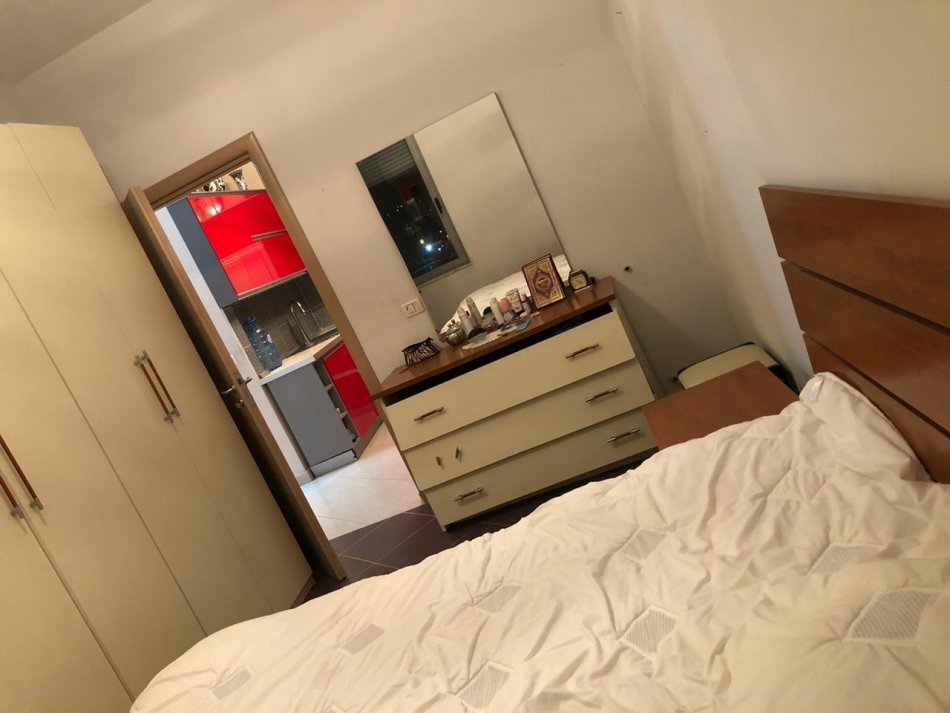 Kerkojme 2 goca per ndarje qeraje. Gocat do kene dhomen dhe banjon e tyre. Te jene te rregullta. Apartament 2+1+2, Kati 4,me ashensor. Rruga selman riza. 500 € (125 secila).