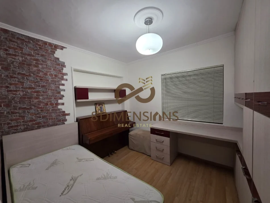 Jepet me qera apartament tek rrugen Mine Peza, me siperfaqe 120 m2, ne katin e trete. Tipologjia 4+1.