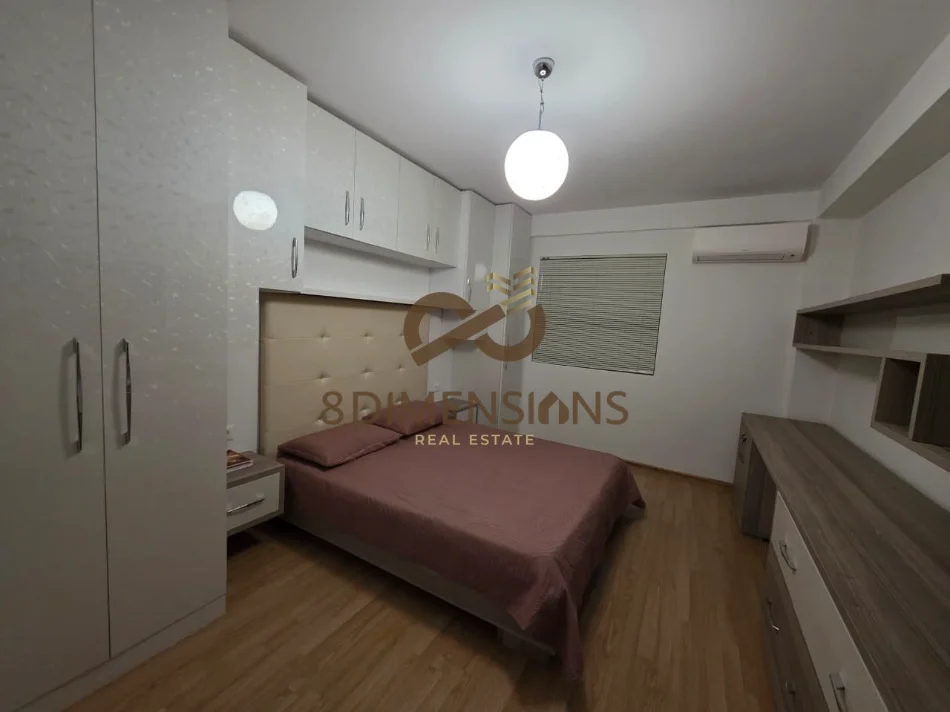 Jepet me qera apartament tek rrugen Mine Peza, me siperfaqe 120 m2, ne katin e trete. Tipologjia 4+1.