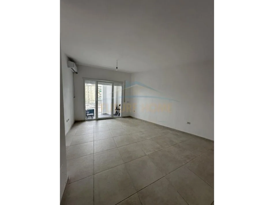 Tirane, jepet me qera apartament 1+1, Kati 8, 68 m² 450 € (rruga e Barrikadave)