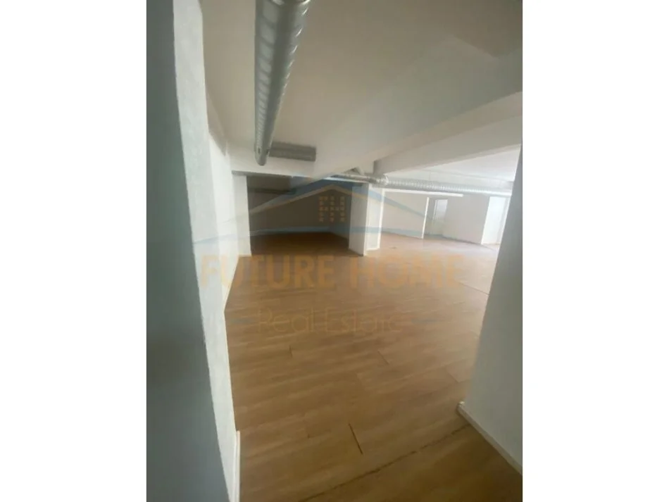 Tirane, jepet me qera ambjent biznesi Kati 0, 466 m² 3.000 € (Zogu i Zi)