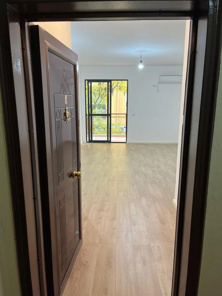 SHITET APARTAMENT 1+1 – Kodra e Diellit, Rruga Bill Clinton 70 m²,kati 3,me hipoteke,128 mln leke