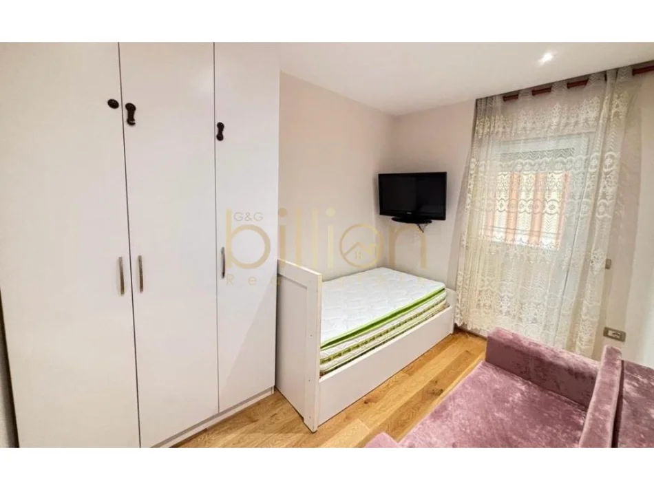 Tirane, jepet me qera 2+1 , 100 m² (Shkolla e Kuqe)