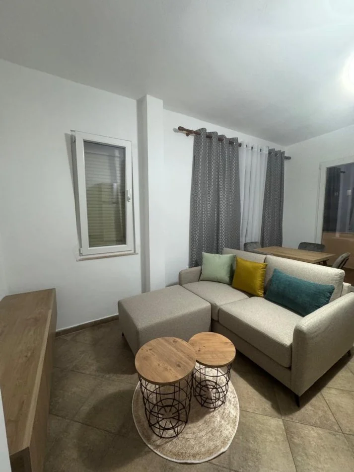 Tirane, jepet me qera apartament 1+1 , 60 m² 500 € (Komuna Parisit)
