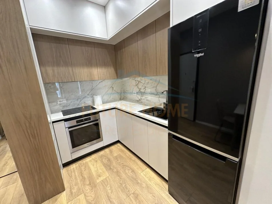 Tirane, jepet me qera apartament 1+1 Kati 20, 79 m² 1.000 € (Rruga e Kavajes)