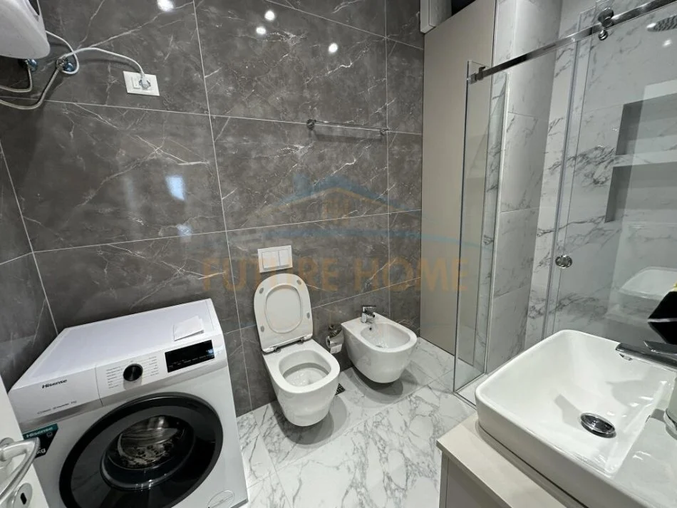 Tirane, jepet me qera apartament 1+1 Kati 20, 79 m² 1.000 € (Rruga e Kavajes)