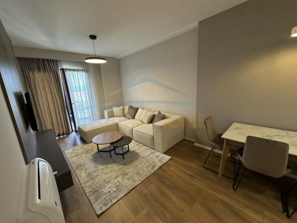 Tirane, jepet me qera apartament 1+1 Kati 20, 1.000 € (RRUGA E KAVAJES)