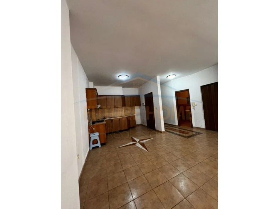 Tirane, jepet me qera apartament 2+1 Kati 6, 126 m² 900 € (Rruga e Kosovareve)