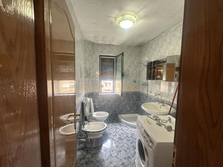 Tirane, jepet me qera apartament 2+1 Kati 5, 400 € (Rruga Ferit Xhajko)
