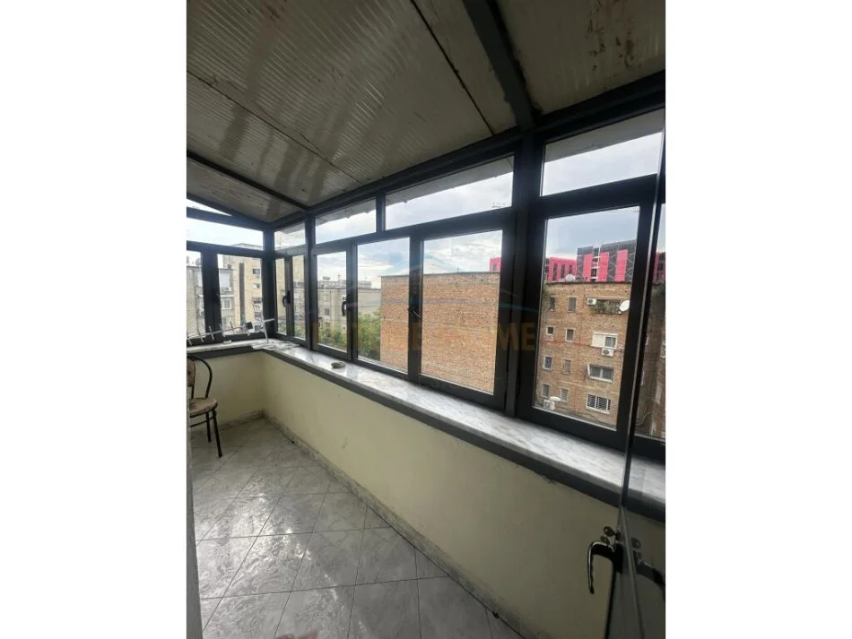 Tirane, jepet me qera apartament 2+1 Kati 5, 400 € (Rruga Ferit Xhajko)