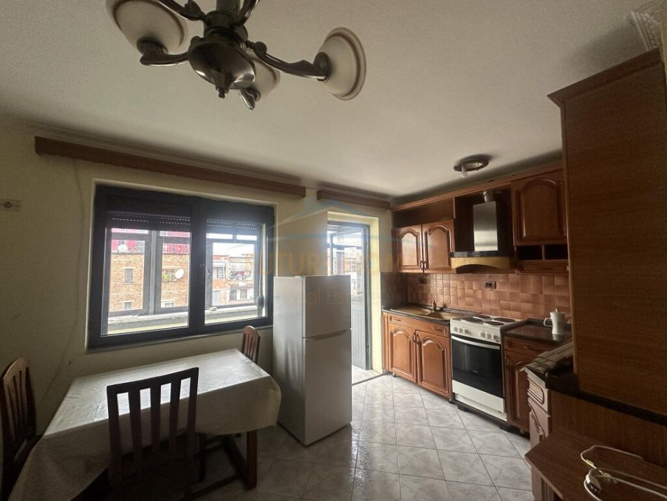 Tirane, jepet me qera apartament 2+1 Kati 5, 400 € (Rruga Ferit Xhajko)