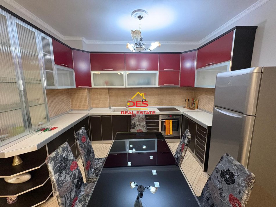 Vlore, jepet me qera apartament 2+1+Ballkon Kati 7, 110 m² 450 € (Rruga Zaho Koka)