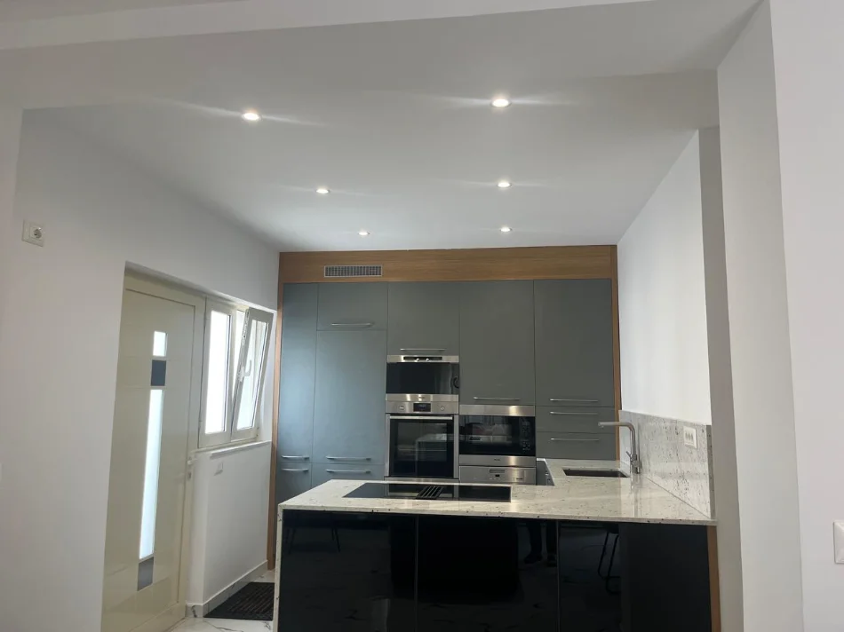 Tirane, jepet me qera apartament 2+1 Kati 0, 80 m² 550 € (Rruga Besa)