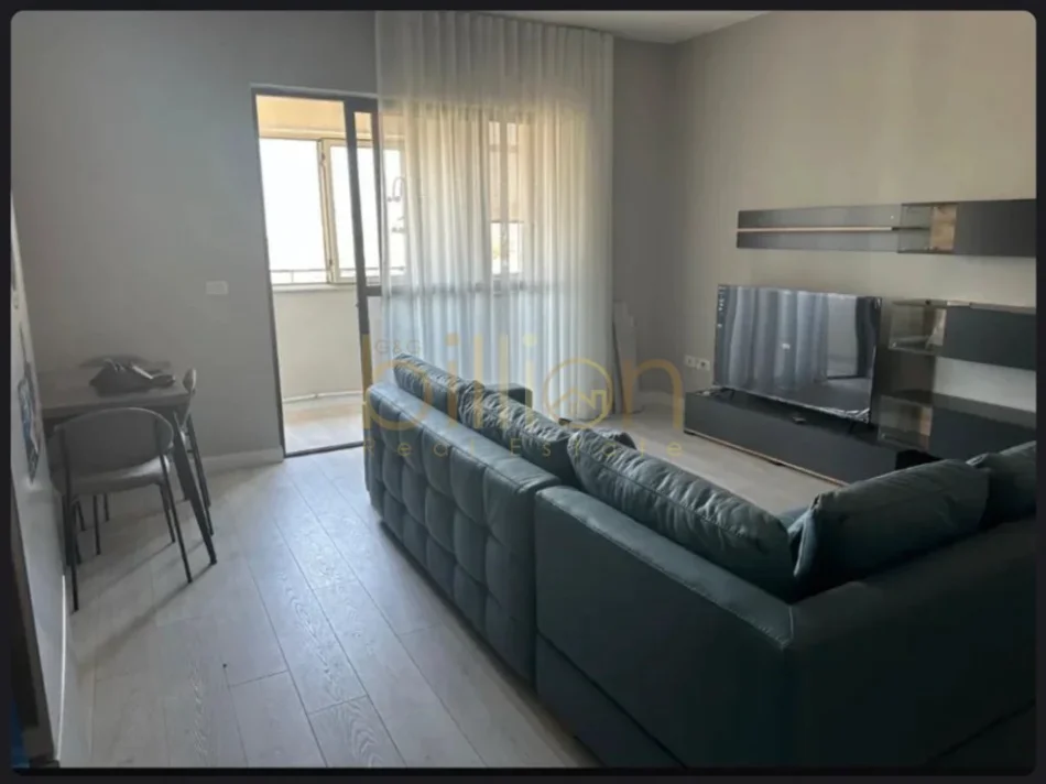 Tirane, jepet me qera 2+1 , 104 m² 600 € (Marterniteti i ri)