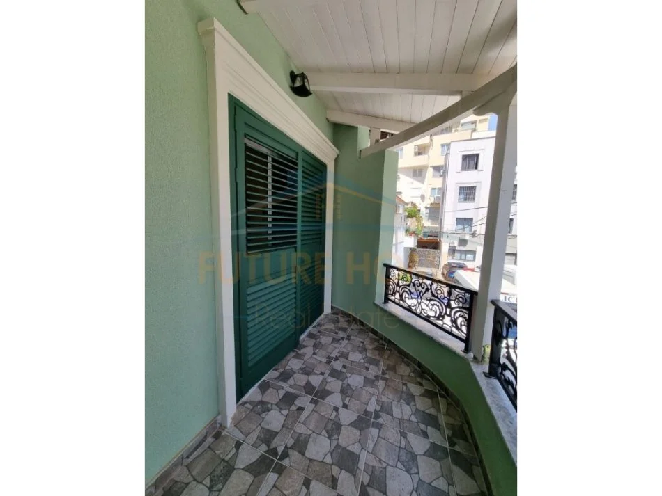 Durres, jepet me qera apartament duplex 3+1+Aneks+Ballkon Kati 2, 120 m² 1.000 € 