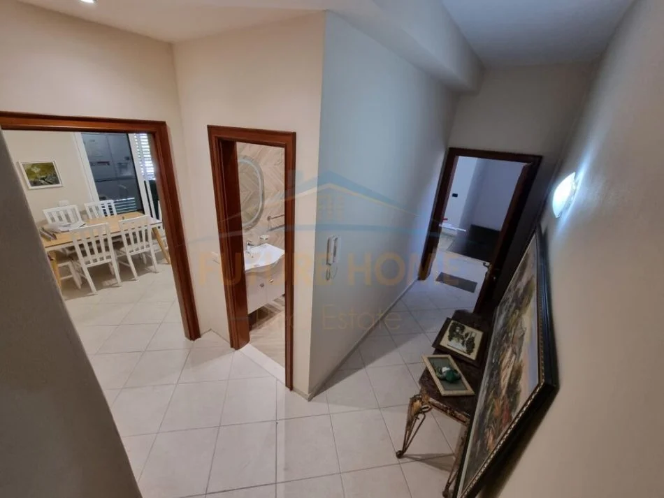 Durres, jepet me qera apartament duplex 3+1+Aneks+Ballkon Kati 2, 120 m² 1.000 € 