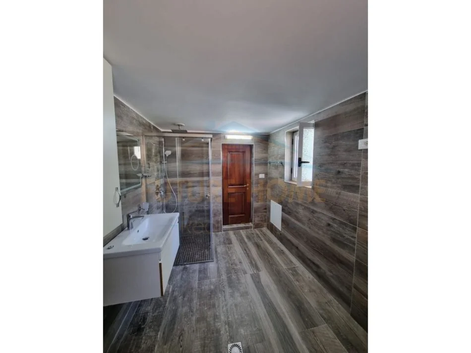 Durres, jepet me qera apartament duplex 3+1+Aneks+Ballkon Kati 2, 120 m² 1.000 € 