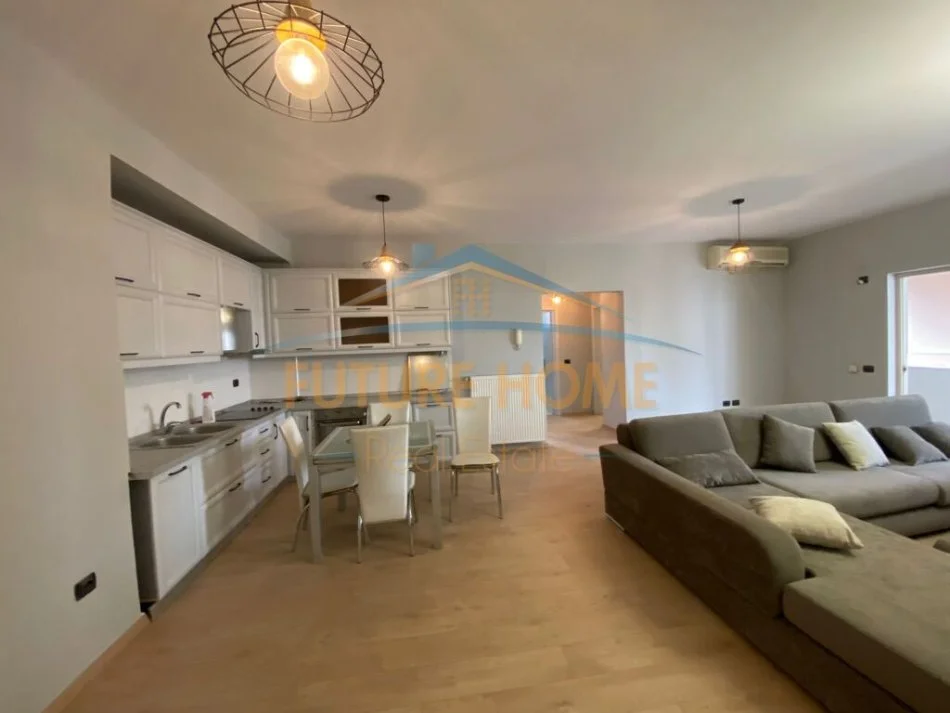 Tirane, jepet me qera apartament 2+1 Kati 7, 134 m² 600 € (Ringn Center)