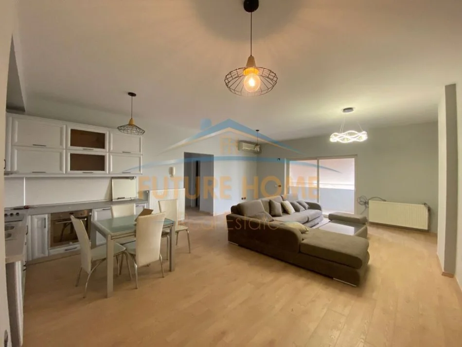 Tirane, jepet me qera apartament 2+1+Ballkon Kati 7, 132 m² 600 € (Ring Center)