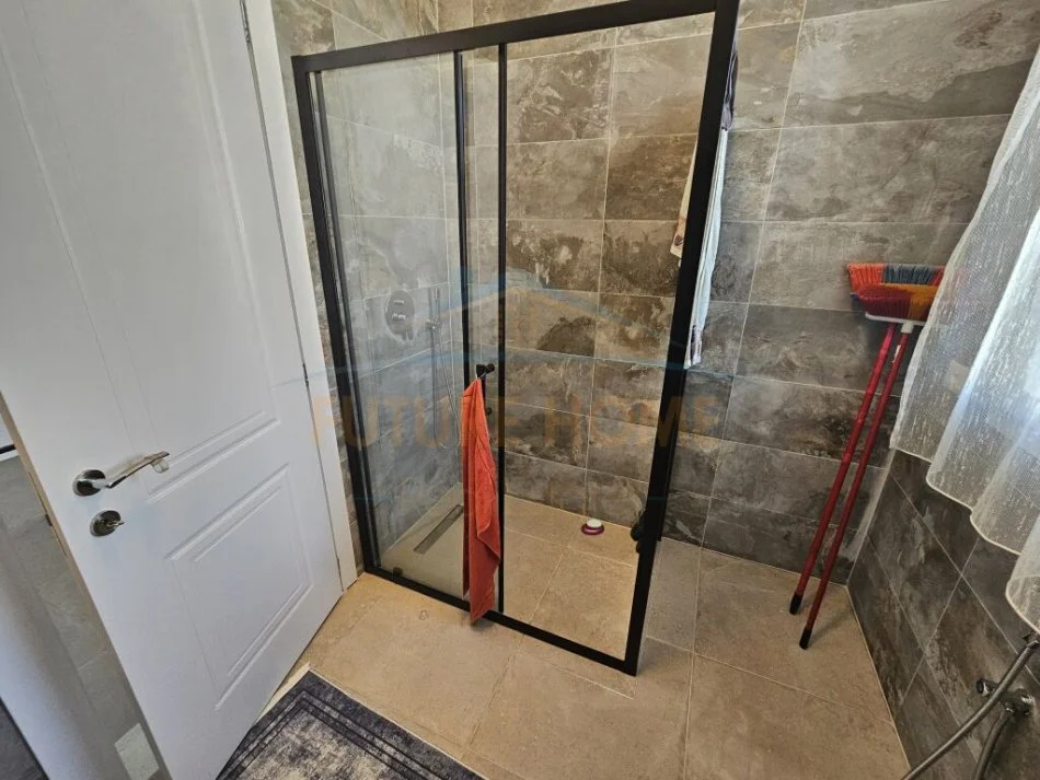 Durres, shitet apartament 3+1 Kati 0, 300 m² 380.000 € (Gjiri i Lalezit)