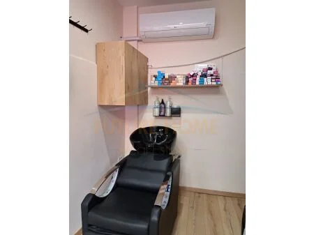 Tirane, jepet me qera ambjent biznesi Kati 1, 54 m² 700 € (Rruga Xhanfize Keko)