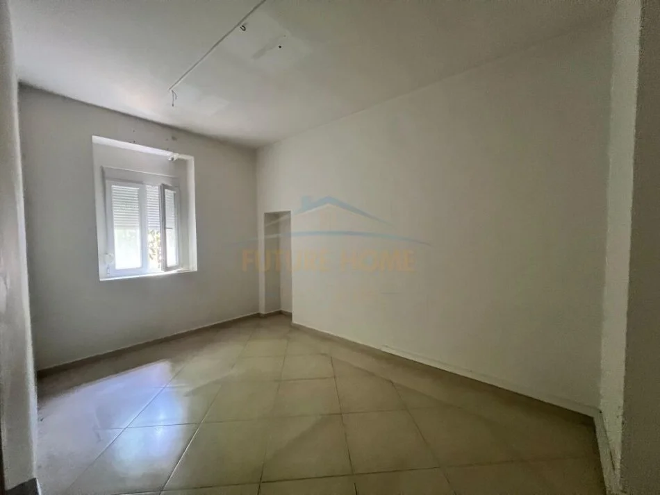 Tirane, jepet me qera ambjent biznesi , Kati 1, 120 m² 700 € (STADIUMI DINAMO)