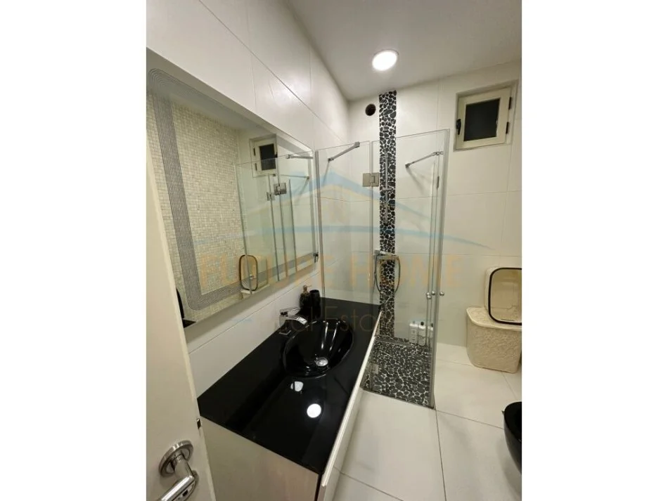 Tirane, jepet me qera apartament 2+1+Ballkon, Kati 4, 96 m² 700 € (unaza re)