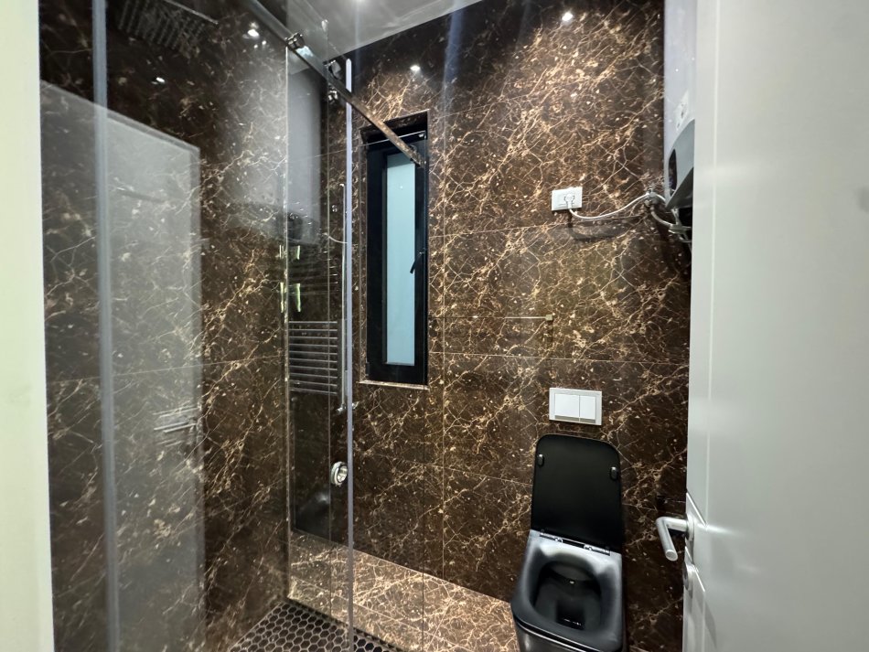 Tirane,shitet  apartament 2+1+Ballkon Kati 8, 127 m² 325.000 € (Square21)