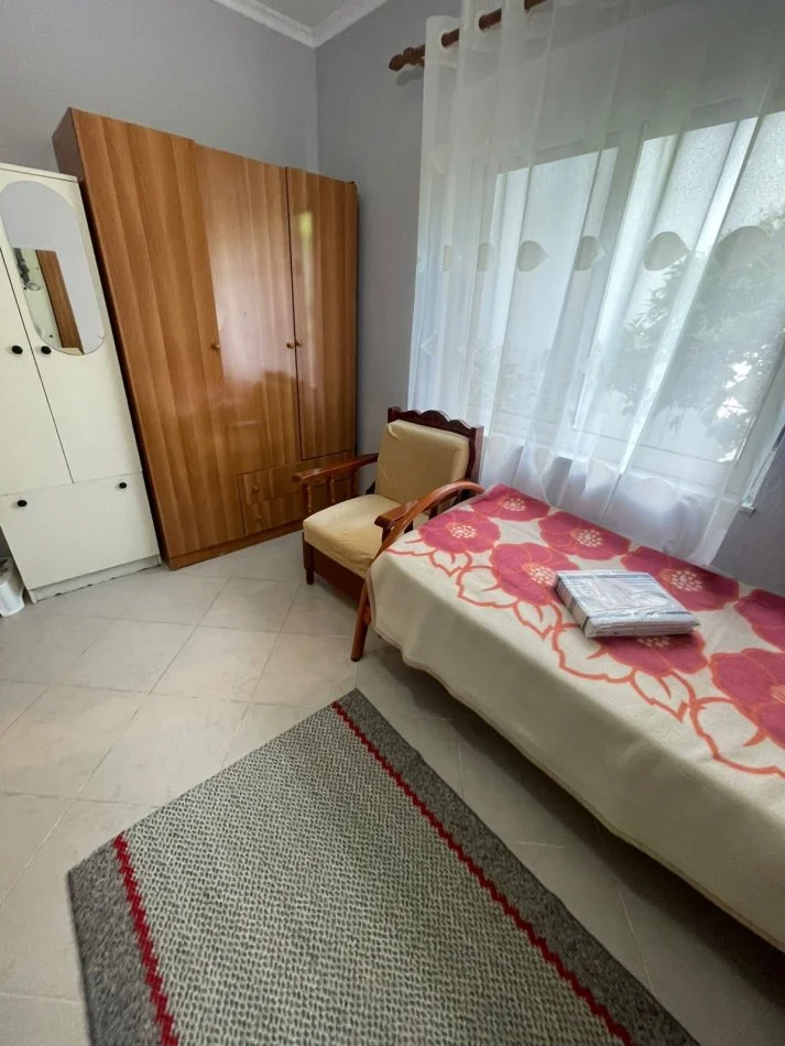 Tirane, jepet me qera apartament 2+1+Ballkon Kati 1, 87 m² 500 € (Rruga E Kavajes)