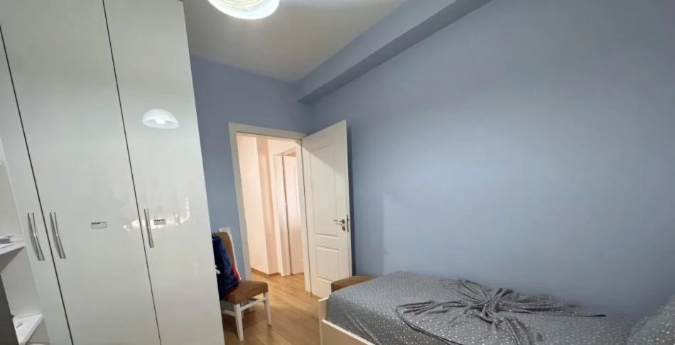 Tirane, jepet me qera apartament 2+1+Ballkon Kati 6, 90 m² 620 € (rruga 5 Maj)