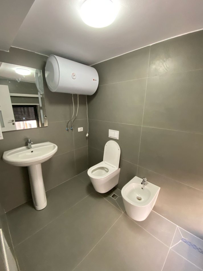 Tirane, jepet me qera apartament duplex 2+1+Aneks+Ballkon Kati 1, 140 m² 1.000 € (Kodra e Diellit 2)