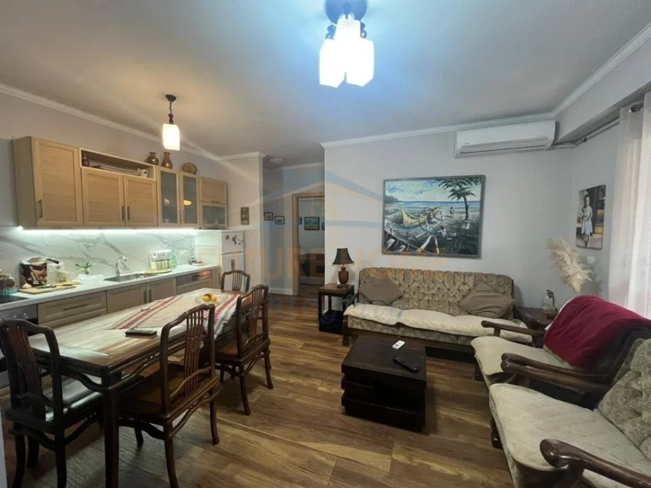 Tirane, jepet me qera apartament 2+1 Kati 6, 80 m² 700 € (Kompleksi delijorgji)