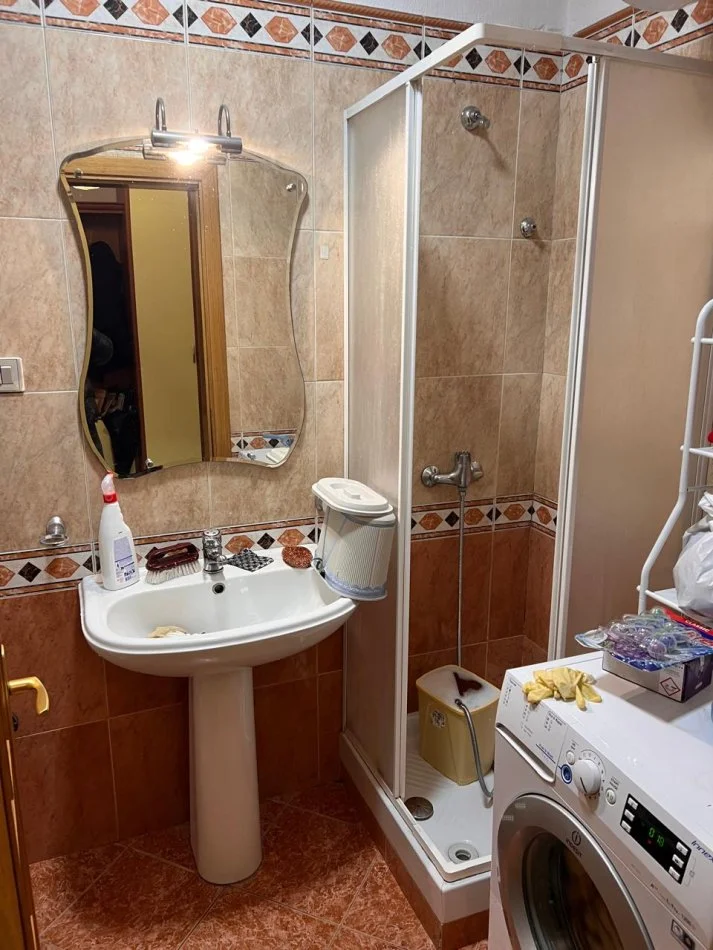 Tirane, jepet me qera apartament 1+1+Ballkon Kati 7, 86 m² 600 € (ne Bllok)