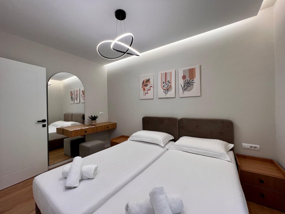 Tirane, jepet me qera apartament 2+1+Ballkon Kati 3, 80 m² 800 € (Shkolla Osman Myderizi pranë Ambasadës Amerikane)