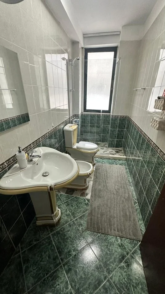 Tirane, jepet me qera apartament 2+1+Ballkon Kati 2, 43 m² 750 € (Rruga Ali Pashe Gucia)