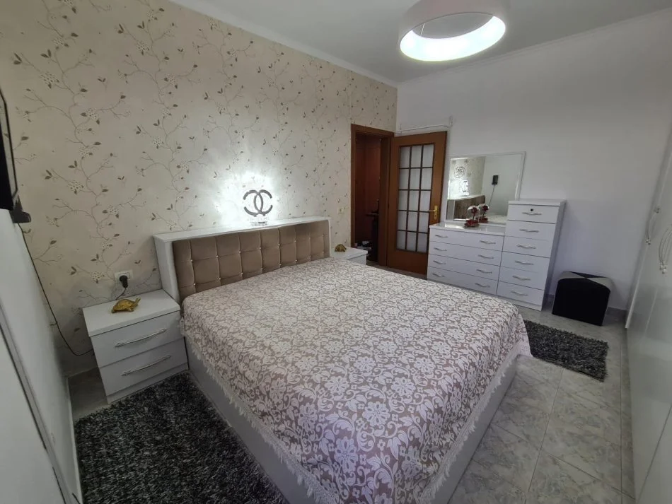 Tirane, jepet me qera apartament 1+1 Kati 5, 72 m² 550 mije leke  (Perball shkolles Andon Zako Cajupi)