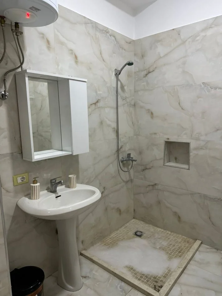 Tirane, jepet me qera apartament 1+1+Ballkon Kati 9, 60 m² 500 € (Teodor keko)