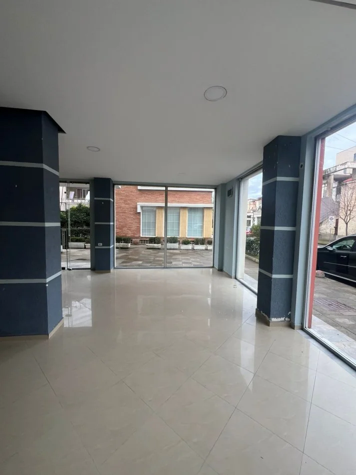 Tirane, jepet me qera ambjent biznesi Kati 0, 80 m² 600 € (Oxhaku)