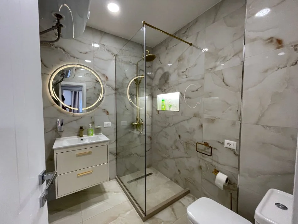 Tirane, jepet me qera apartament 2+1+Ballkon Kati 4, 120 m² 800 € (Rruga Muhamed Gjollesha)