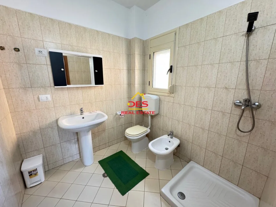 Vlore, jepet me qera apartament 2+1+Ballkon Kati 5, 110 m² 500 € (Rruga Çamëria)