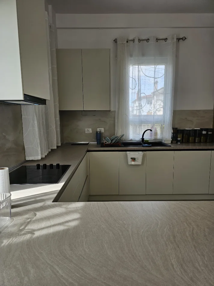 Tirane, jepet me qera Vile 3 Katshe , 170 m² 2.500 € (Vila Lule,TEG)