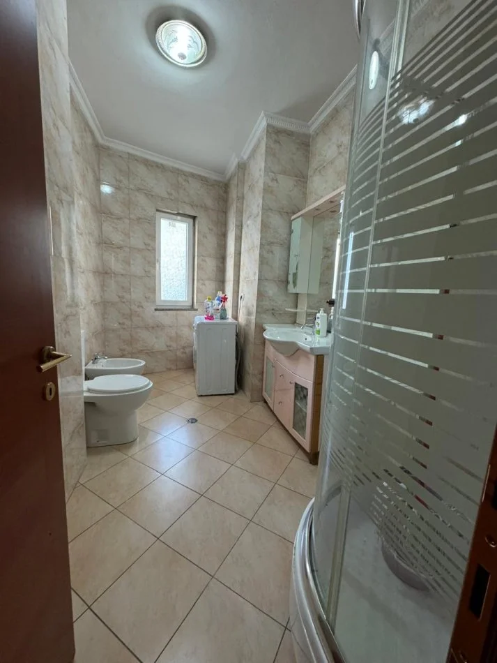 Tirane, jepet me qera apartament 2+1+Ballkon Kati 4, 100 m² 600 € (Apartament 2+1 me qera)