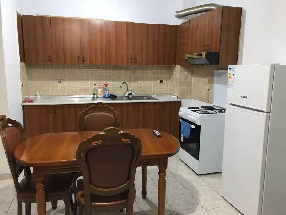 jap me qera apartament Kati 4, 60 m² 450 € (1+1 e mobiluar Rruga kavajes 45000 Leke)
