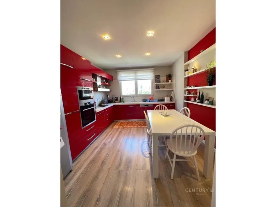 Tirane, shes apartament 3+1 Kati 4, 180 m² 320.000 € (21 dhjetori)