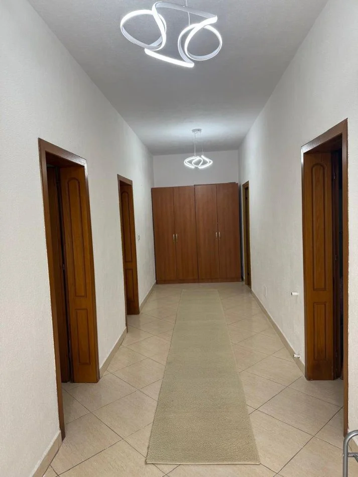 Tirane, jepet me qera apartament 2+1+Ballkon Kati 2, 120 m² 450 € (RRUGA E ELBASANIT)