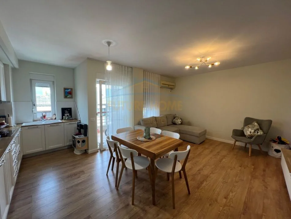 Tirane, jepet me qera apartament 2+1 Kati 4, 93 m² 800 € (Liqeni i Thate)