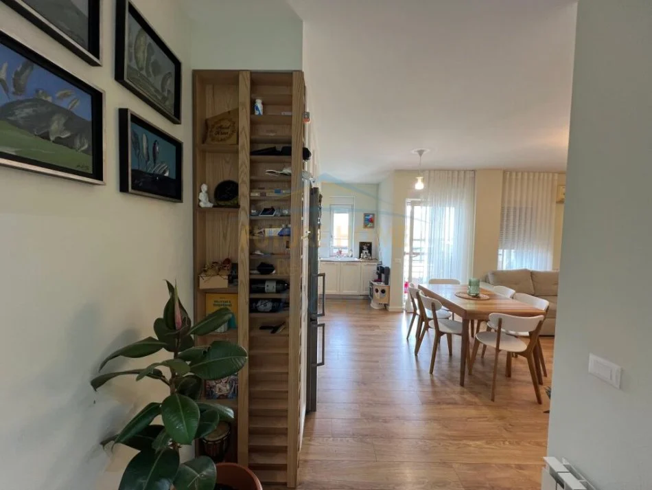 Tirane, jepet me qera apartament 2+1 Kati 4, 93 m² 800 € (Liqeni i Thate)