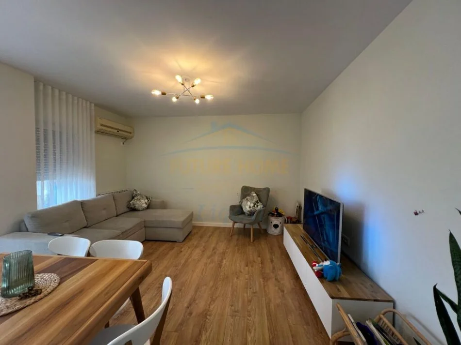 Tirane, jepet me qera apartament 2+1 Kati 4, 93 m² 800 € (Liqeni i Thate)