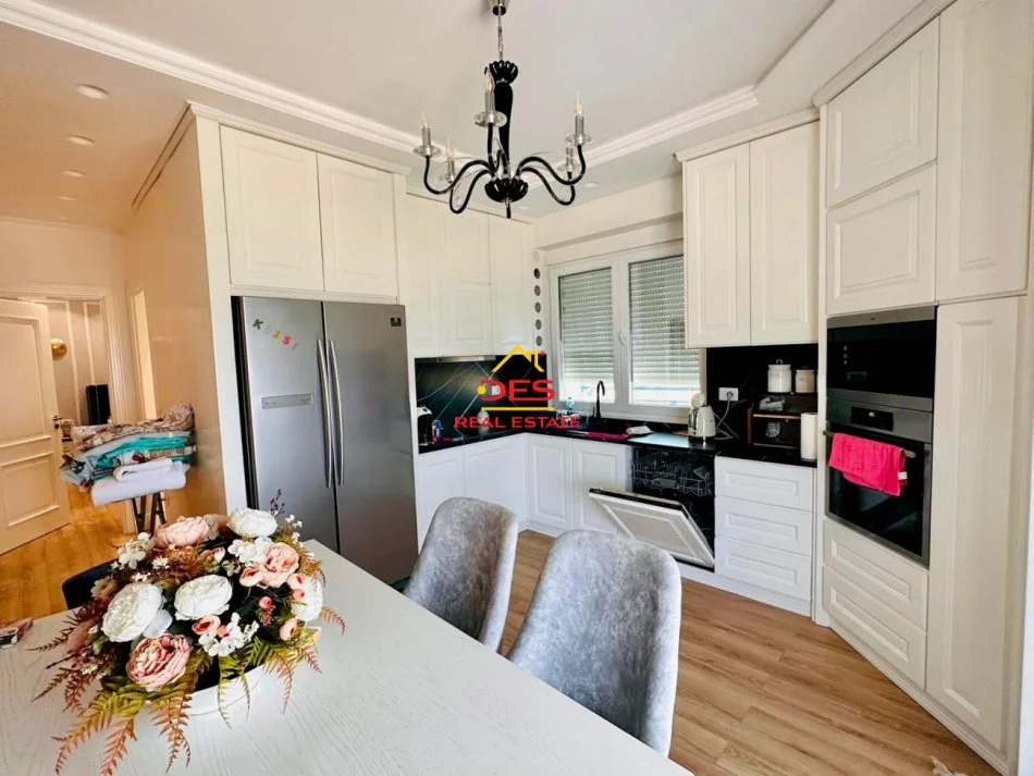 Vlore, jepet me qera apartament 2+1+Ballkon Kati 2, 120 m² 1.500 € (Rruga Murat Tërbaçi)